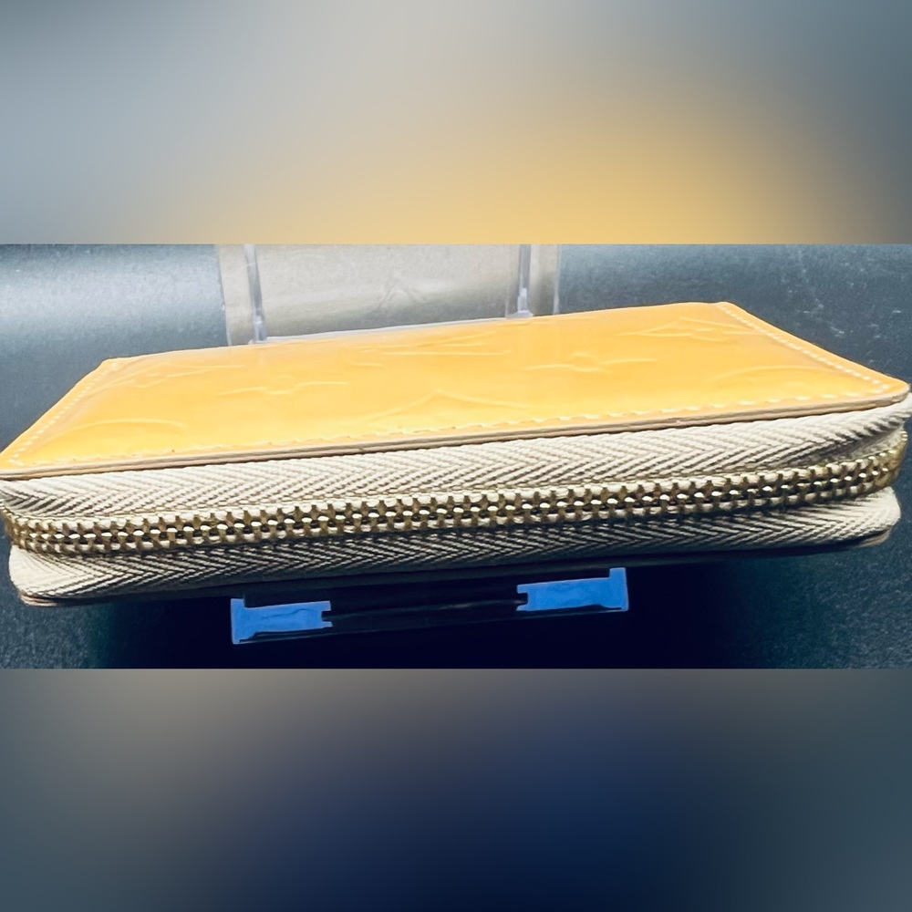 Louis Vuitton Monogram Vernis Compact Zippy wallet in a yellow patent leather - Picture 3 of 9